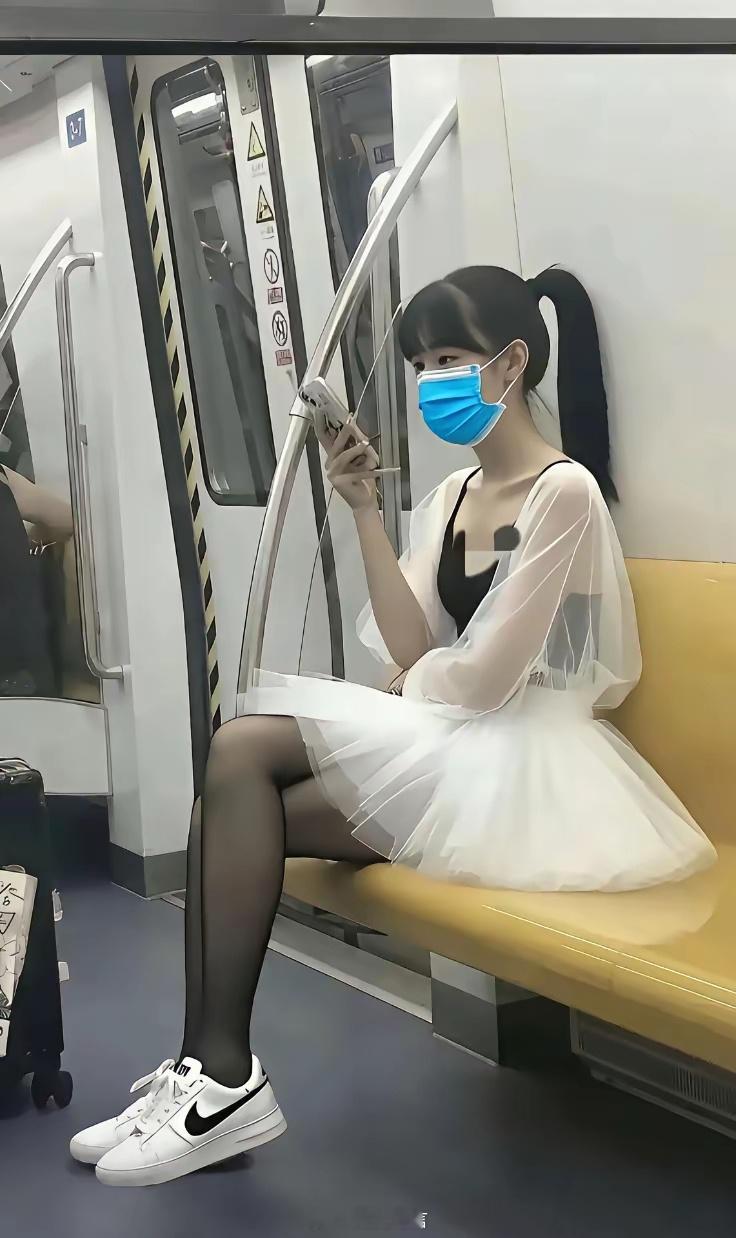 还是特殊期间戴口罩好，只露两个眼睛，满大街都是美女。 