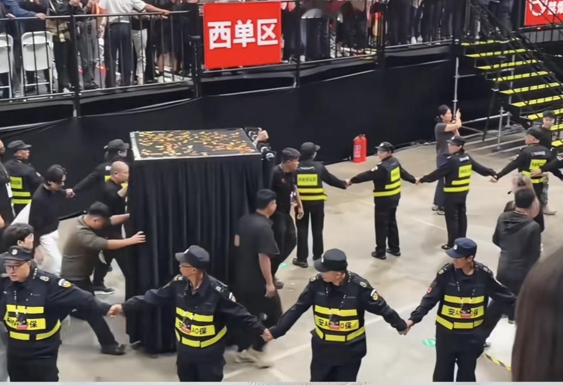 哈哈哈哈哈哈哈哈，哎我去，陈小春演唱会的退场方式好特别啊！虽然我不懂但是感觉就是
