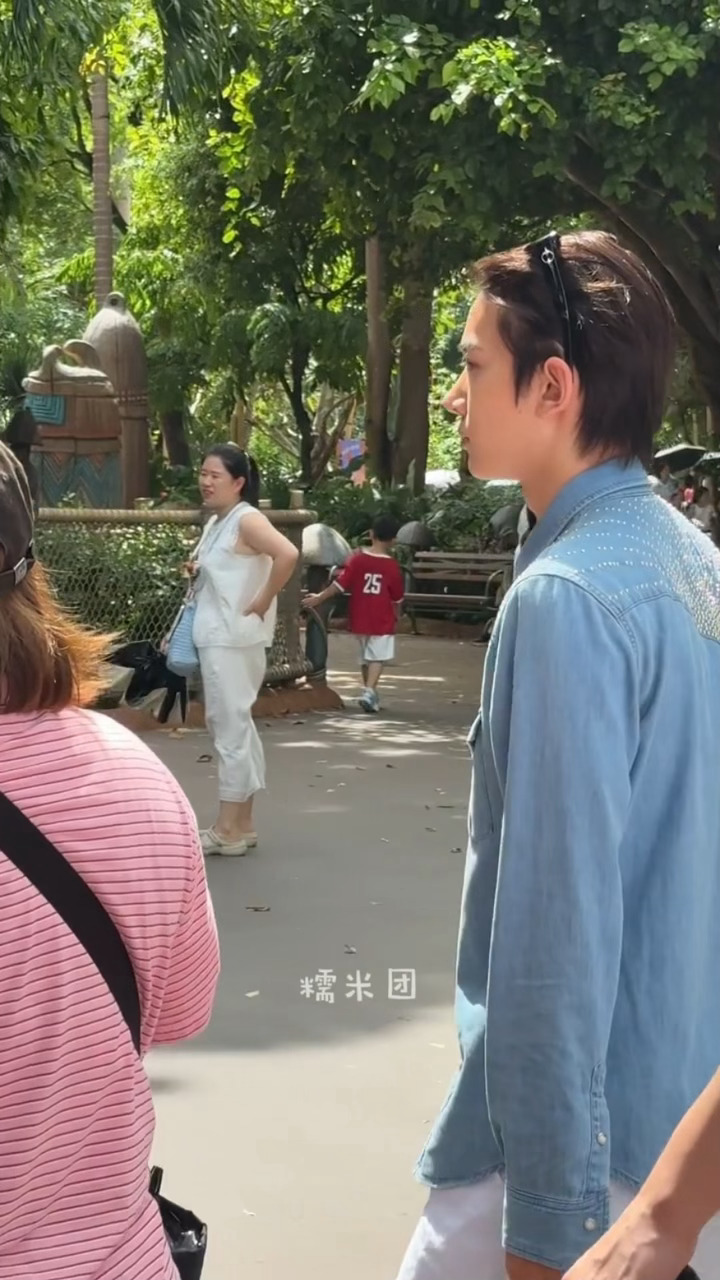 港迪偶遇李羲承！！素颜也好优越的眉骨哦港迪偶遇李羲承