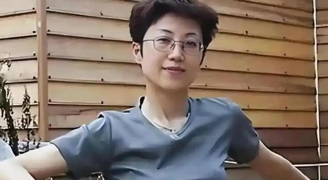 她持美国绿卡带着丈夫和5岁儿子回国探亲，返程在北京首都机场准备离境时，被国家安全