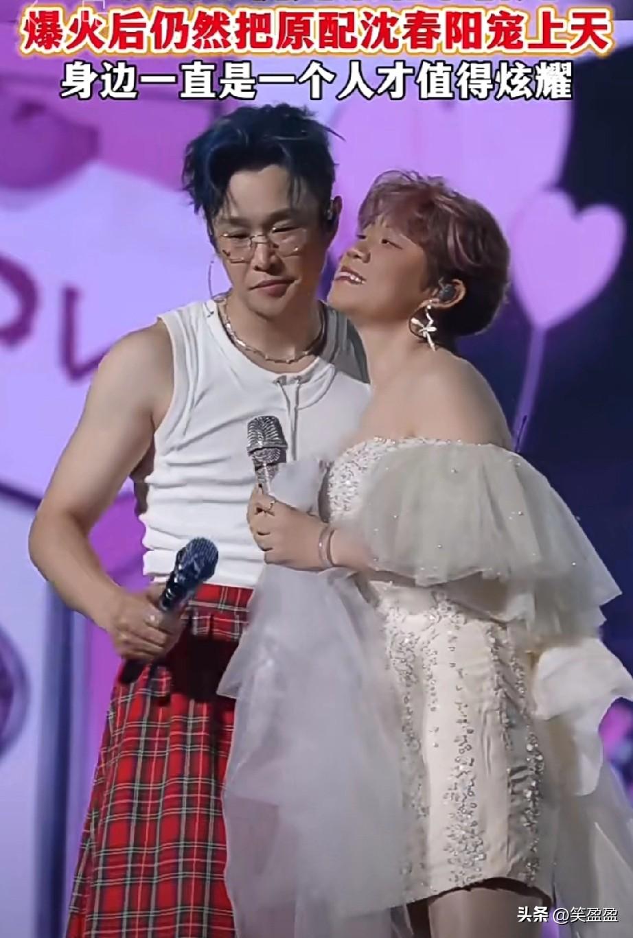 真正的好男人，
身边的老婆都是原配。

小沈阳与沈春阳在十几岁时便因二人转表演相