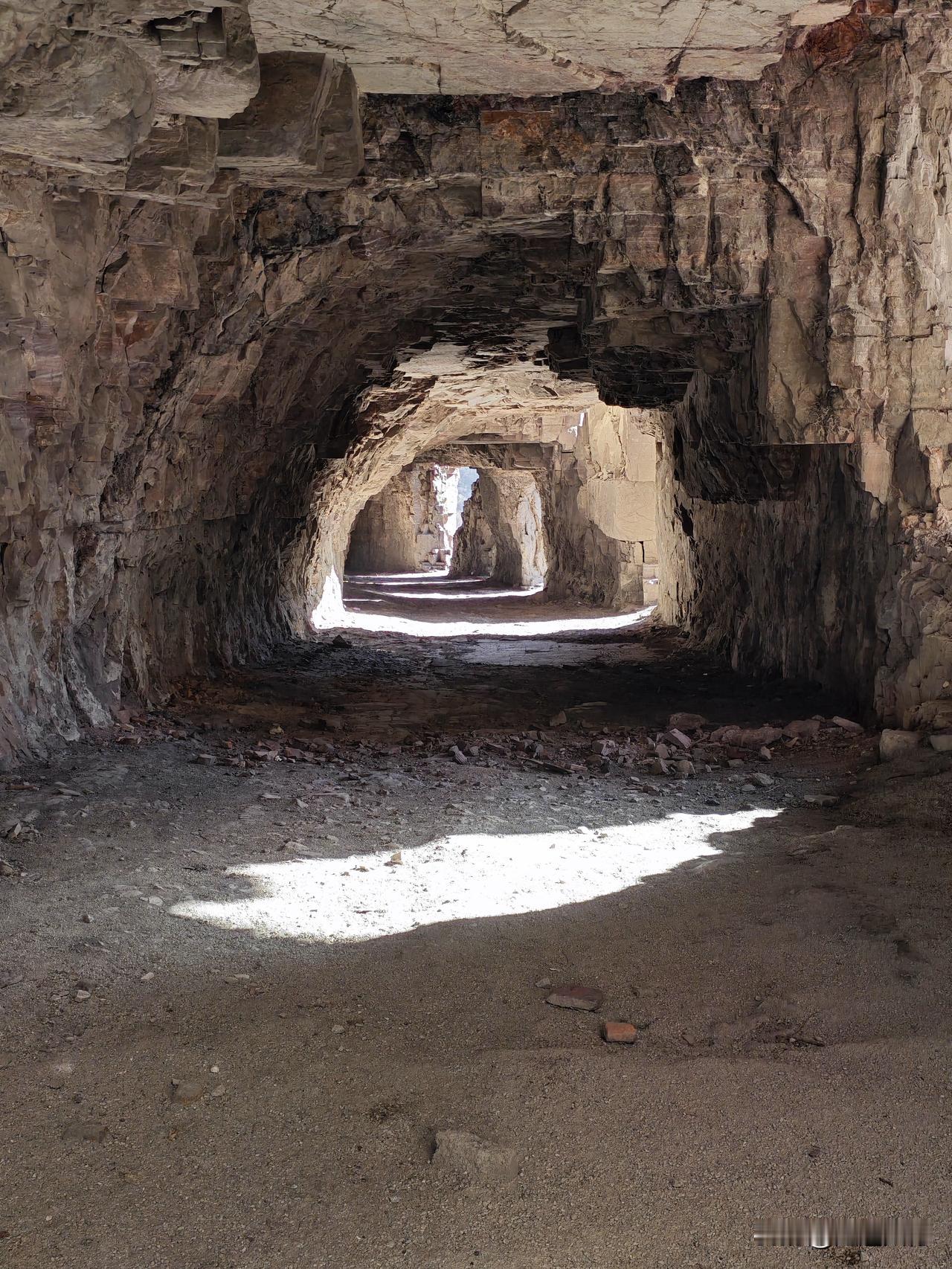 陈家园挂壁公路预计2027年12月31日开通，现在仅摩托车能过。平时路上几乎没有