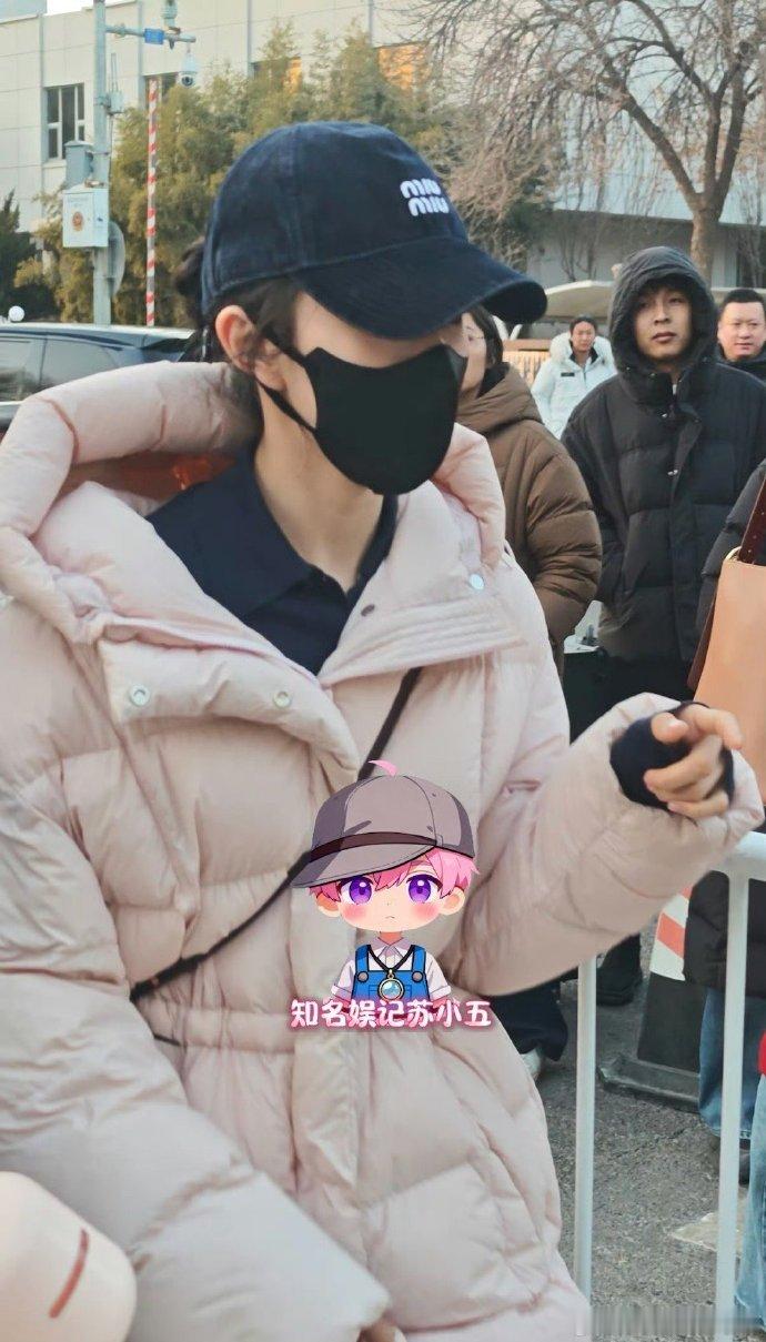 刘浩存现身马年央视春晚彩排现场，全力投入节目排演环节，以严谨的态度对待彩排，只为