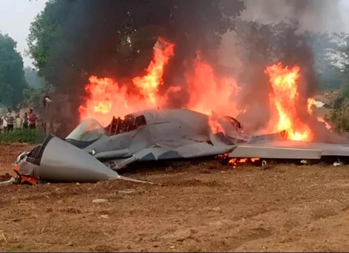 12月3日，美国空军的一架F - 16C“战隼”战斗机在加州东北部坠毁，现场升起