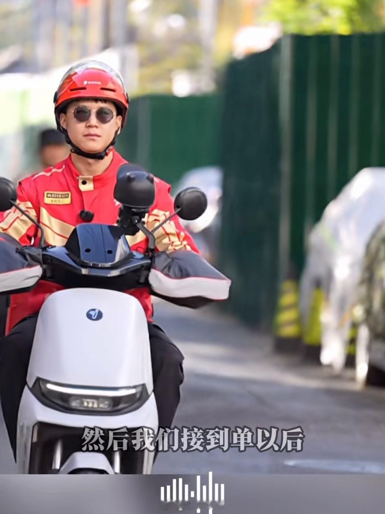 从街头骑手到智库论坛，他用自己的故事诠释了平凡岗位的不平凡价值。当劳动得到尊重、