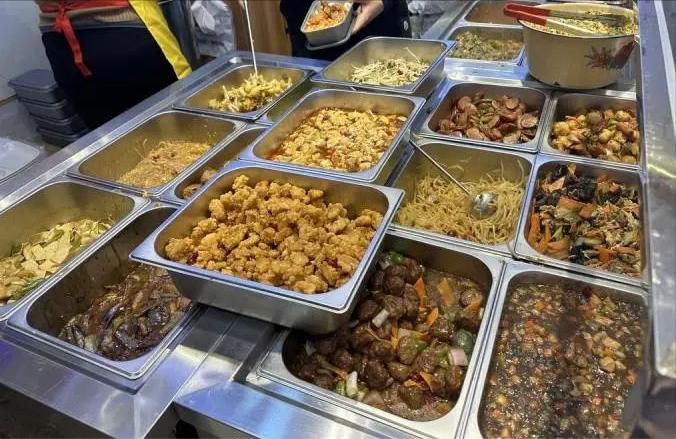 人性最大的恶！浙江杭州，一女子花16000在工地旁租了一块地卖盒饭，12元一个人