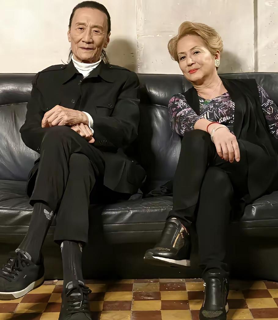 谢贤和冯宝宝这张老合影，满是时代回忆🔥
 
老牌港圈两位传奇同框，画面格外珍贵