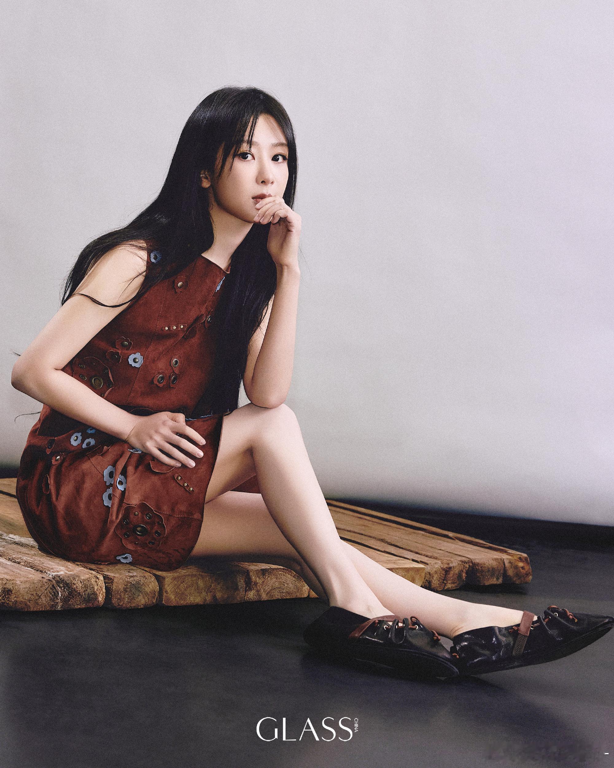 杨紫GLASS2026开年刊，以造纸术为灵感，带来一组黑与白的视觉碰撞。这个杨紫