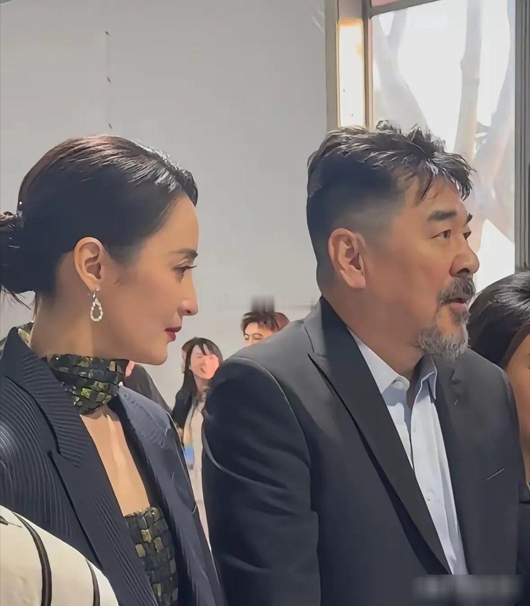 蒋勤勤身材匀称，丰满迷人，陈建斌胡子拉碴，疲态尽显。两人看上去年龄差距有点大啊，