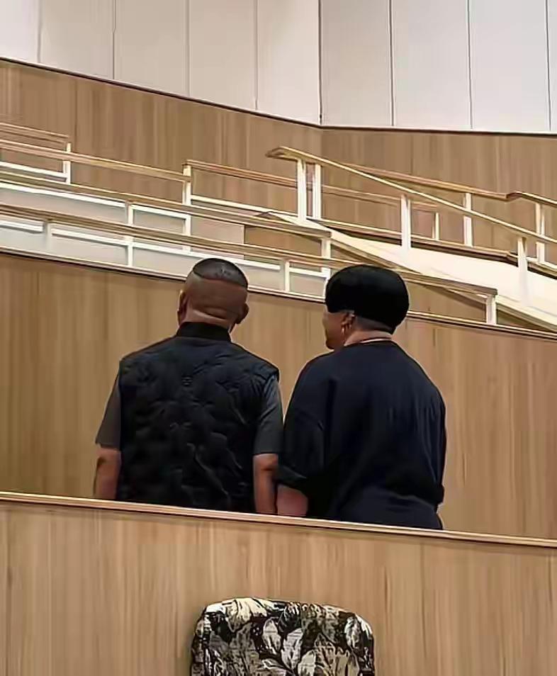 这两口子连相的连背面都是夫妻相！服不服？
人间夫妻相 
婚姻面相 
夫妻相学 