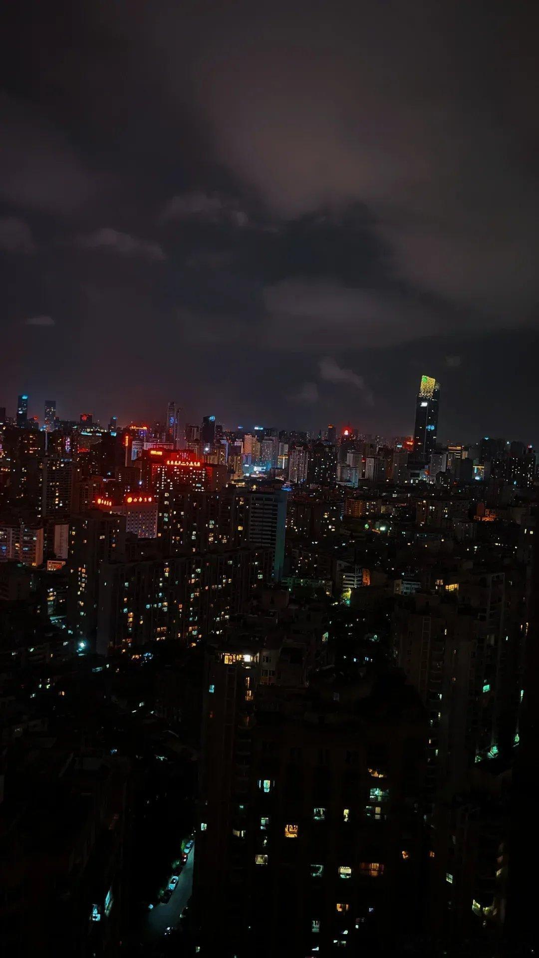 晚风轻踩云朵，月亮贩售快乐，周六的夜晚，适合放空、休憩，与温柔撞个满怀，好好睡一