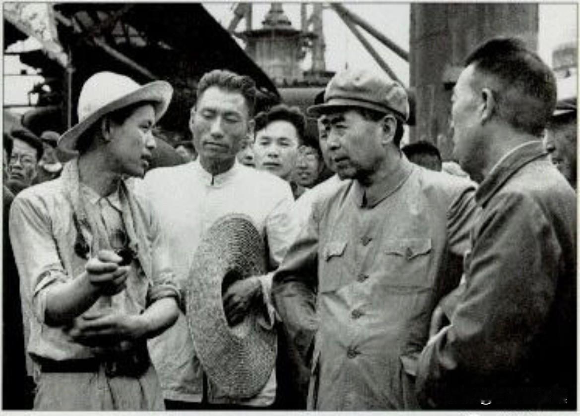 1959年6月8日，周恩来在河北调研钢铁质量瓶颈问题，特意到石家庄钢铁厂炼焦分厂