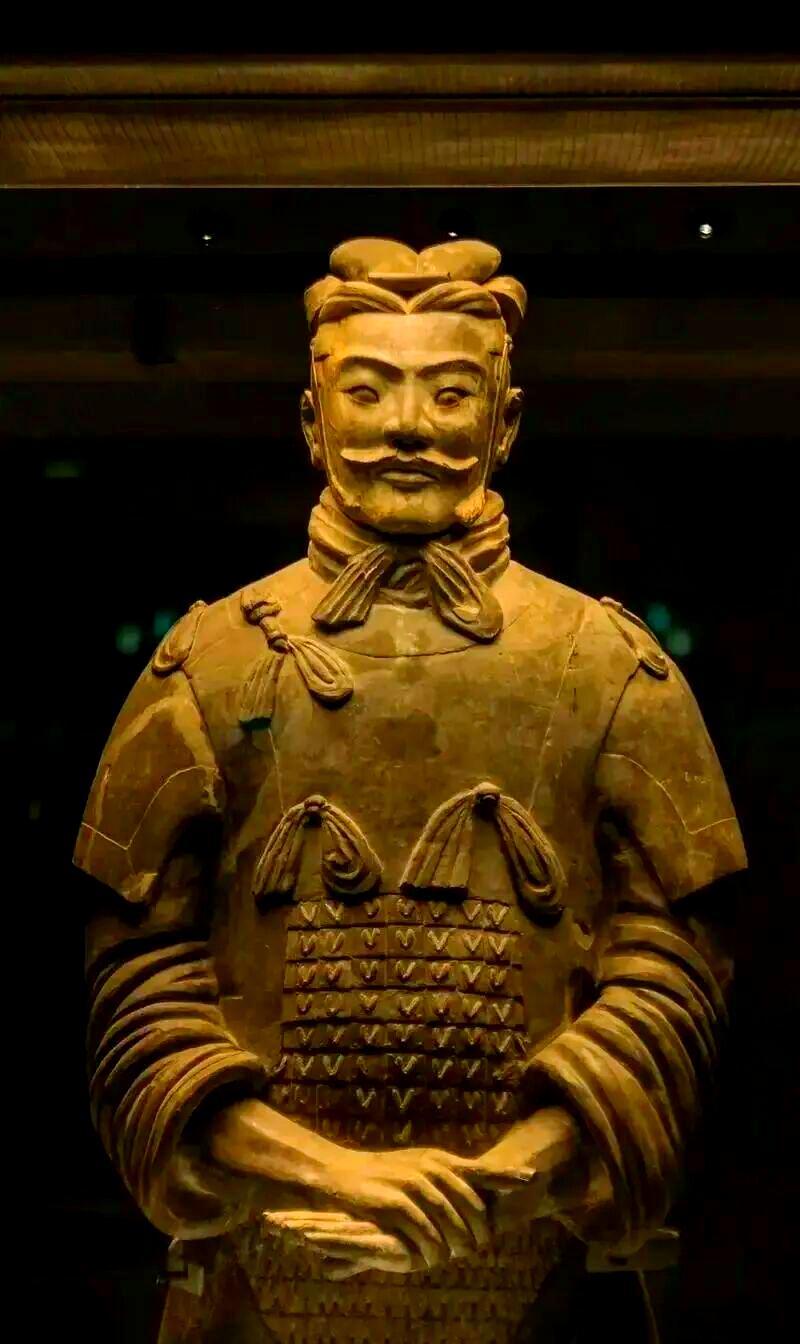 1974年3月29日，陕西，临潼，西杨村。

杨志发蹲在田间打井。这是早春，天还