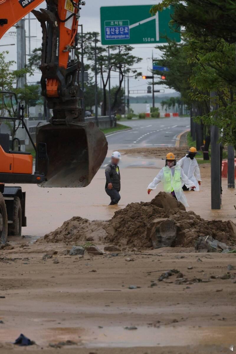 韩国中部暴雨成灾！两天降雨量超过200毫米 1人被洪水冲走、58趟列车延误海外新