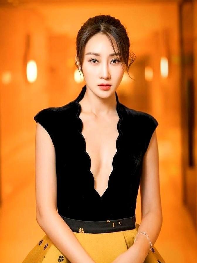 张艺谋手下的女学生，被成龙一眼“借”走，她却用十年跌宕告诉你：红不红，从不是运气