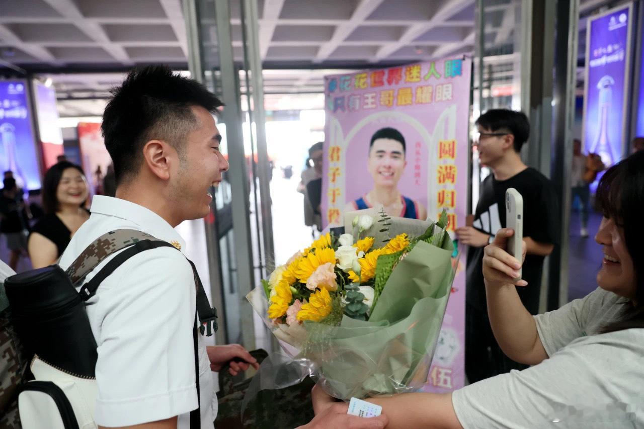 #福建花式迎接最帅的人退伍回家#“哈哈哈……”现场，一阵笑声音引来了周围众人的瞩
