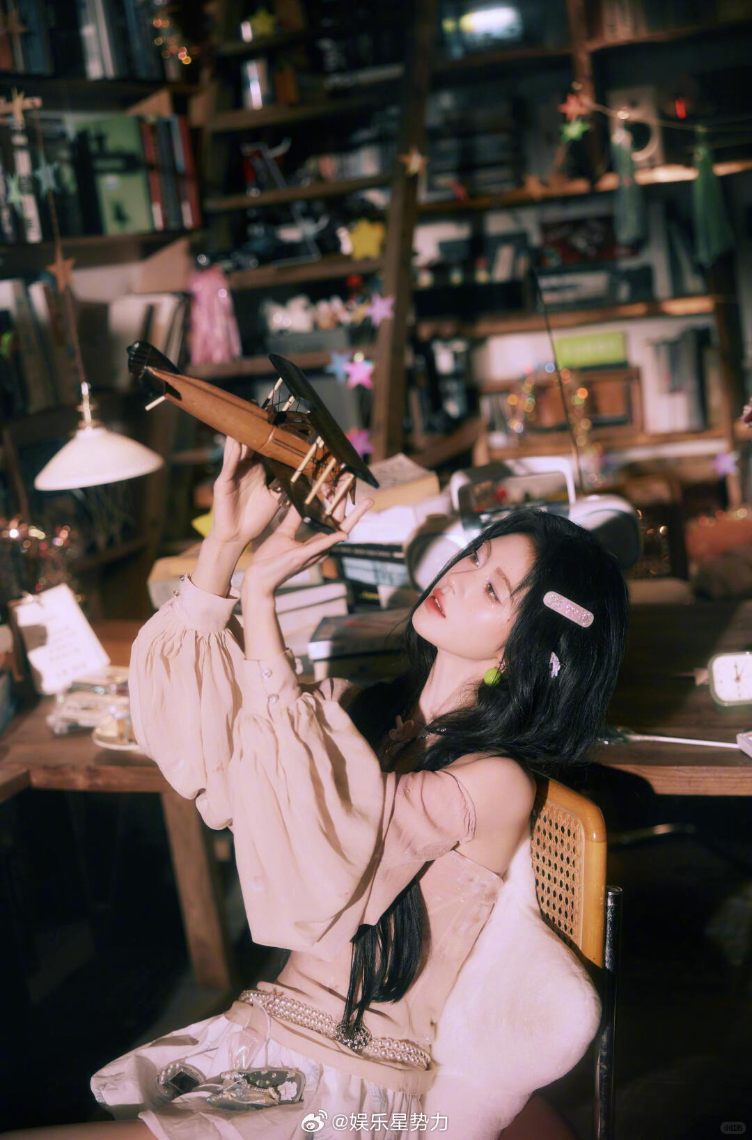 鞠婧祎想收信被保安拦住 镜头里状态绝美，就算被拦下也始终面带笑意，耐心又温柔，颜