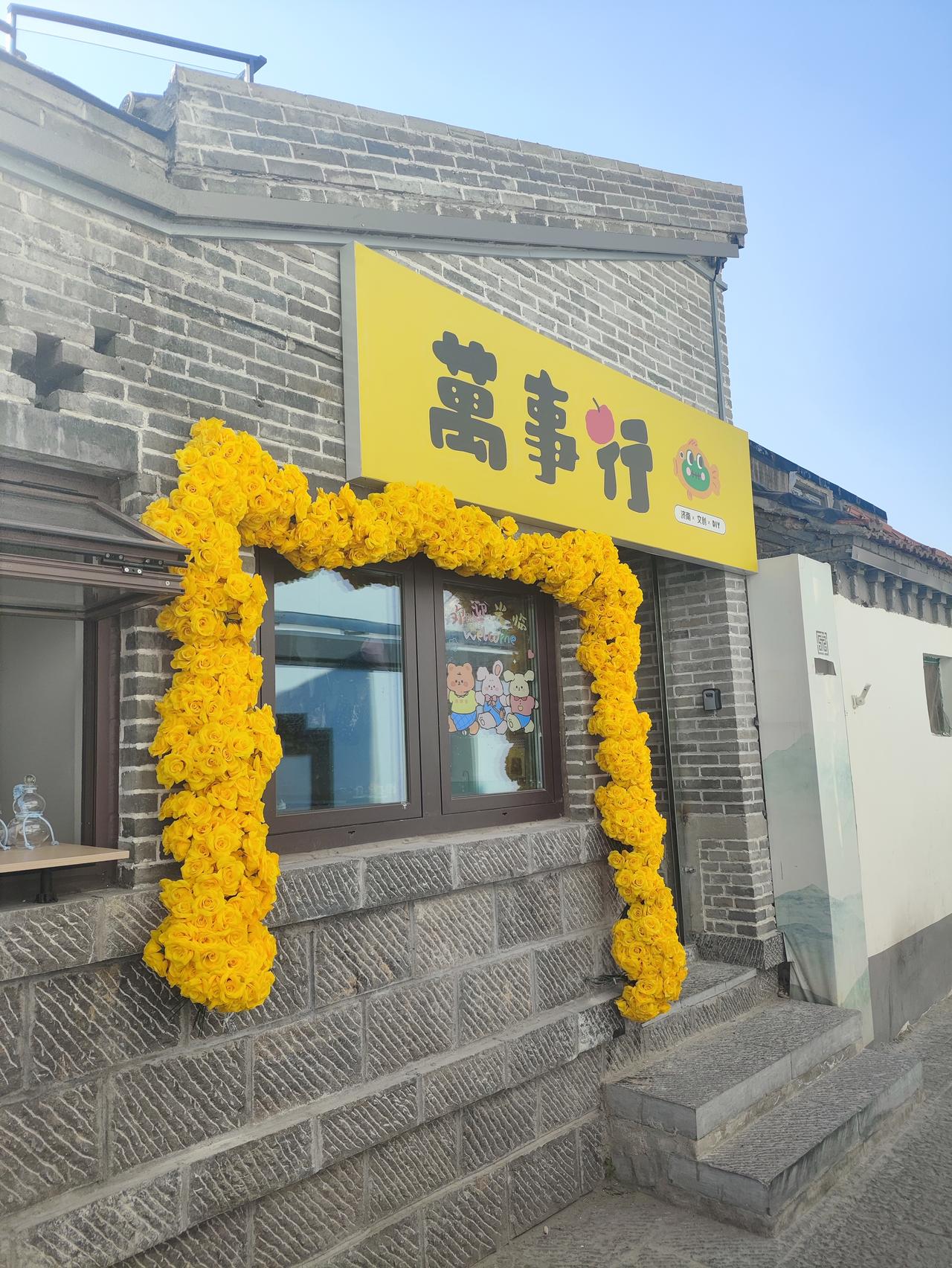 济南西更道街，藏在芙蓉街百花洲历史文化街区，是王府池子旁的小巷。它北起曲水亭街，