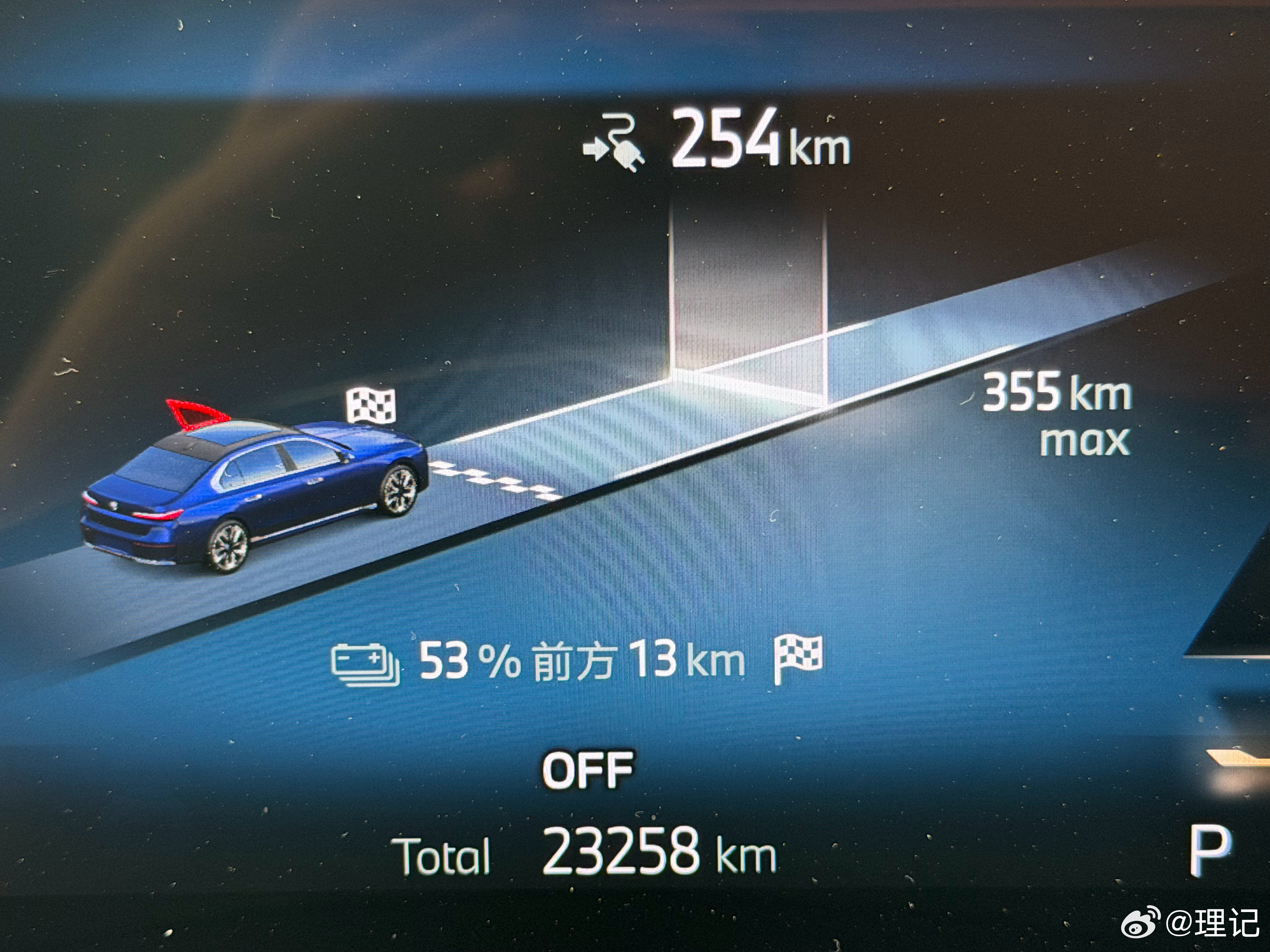 我的宝马i7也开了两万三千公里了，就驾驶和机械基础素质而言，我认为依旧是最顶的大