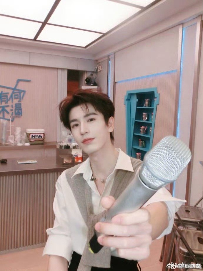 定格心动瞬间，张凌赫从橱窗里走来，每一帧都是画报 张凌赫像是橱窗里的模特走进现实