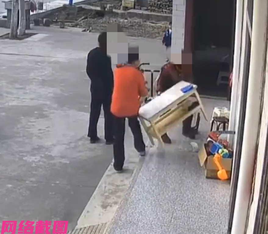 陕西有儿子儿媳一家过年回老家，在全家人一起吃完饭后，家中母亲突然和儿子提出要一万