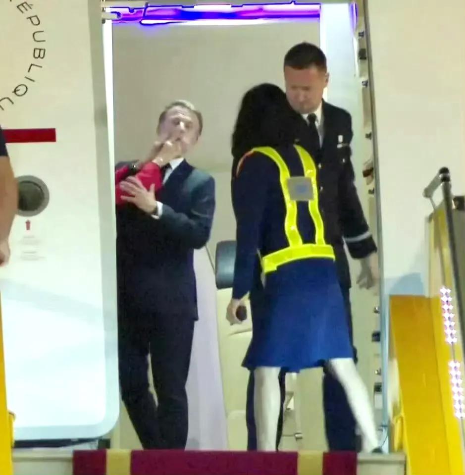 仔细看了一下，老师用的是双手。 ​​​