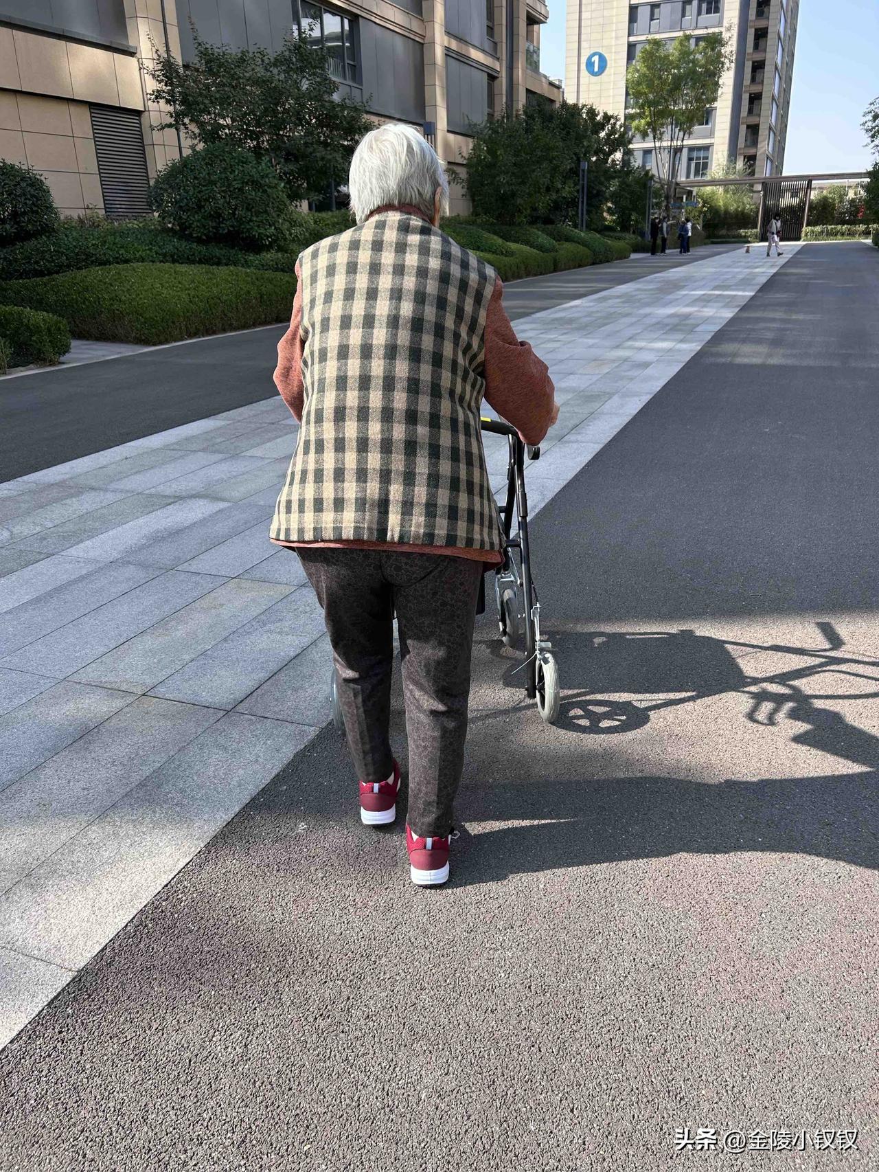 老妈脑子又混乱了

今天又来颐养中心看我95岁的老妈了。天气晴好，带老妈去院子里