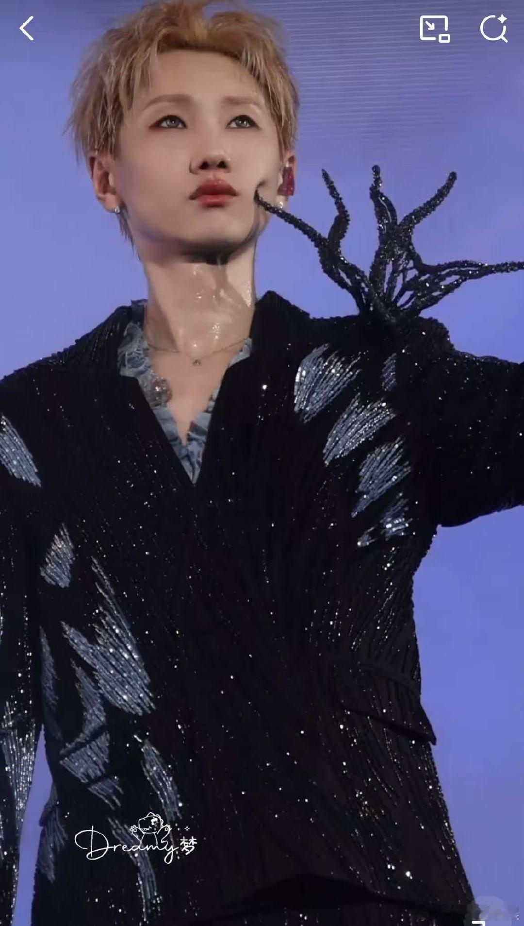 汪苏泷戳自己脸蛋汪苏泷戳了戳自己闪亮衣服衬着，那小俏皮劲儿，感觉整个世界都被他的
