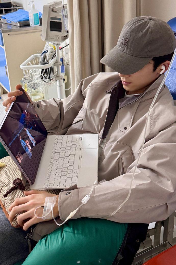 王星越边输液边追剧王星越边输液边追唐宫奇案 王星越边输液边追剧