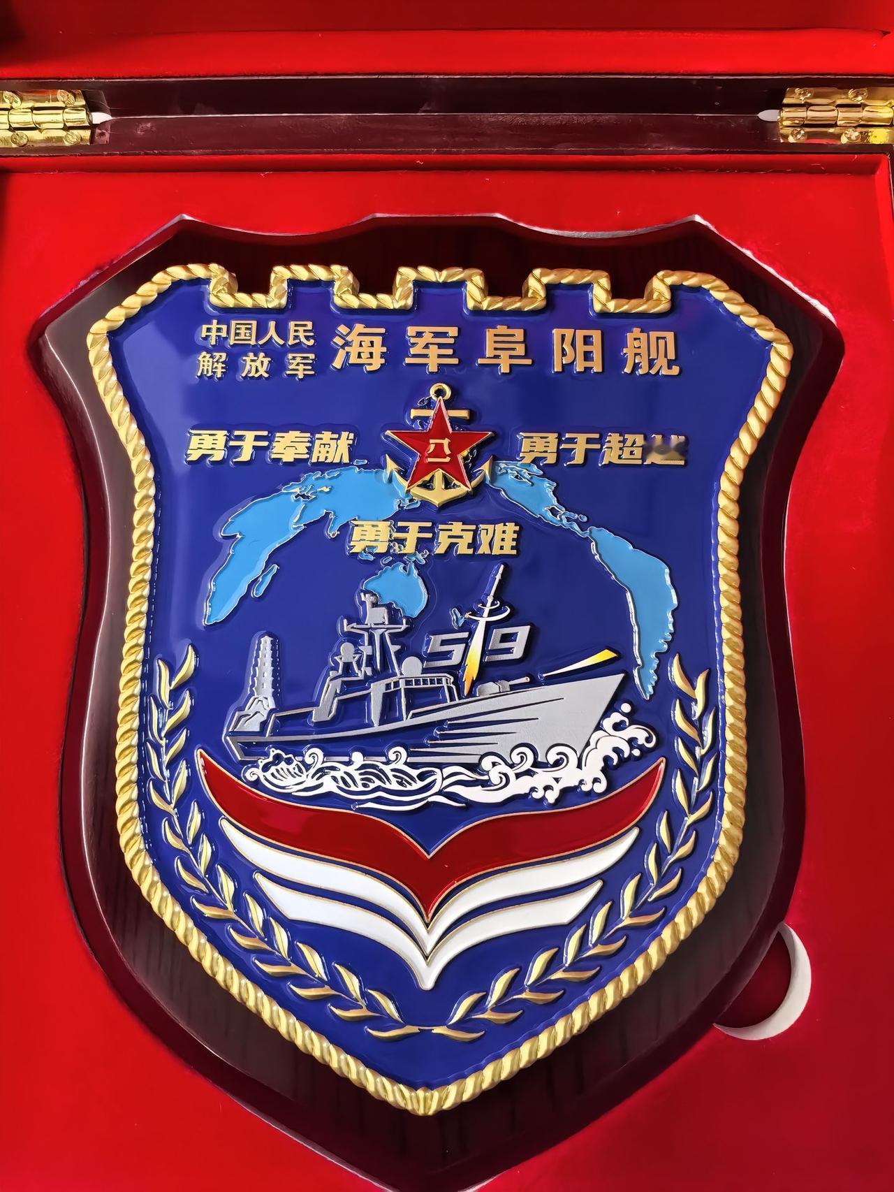 最新一批服役的054A导弹护卫舰，这时519阜阳舰，新舰当然看上去很漂亮，崭新的