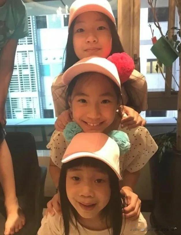 小S的女儿小时候被很多人说丑，小S毫不介意.还经常晒她和孩子们的搞怪丑照，没想到