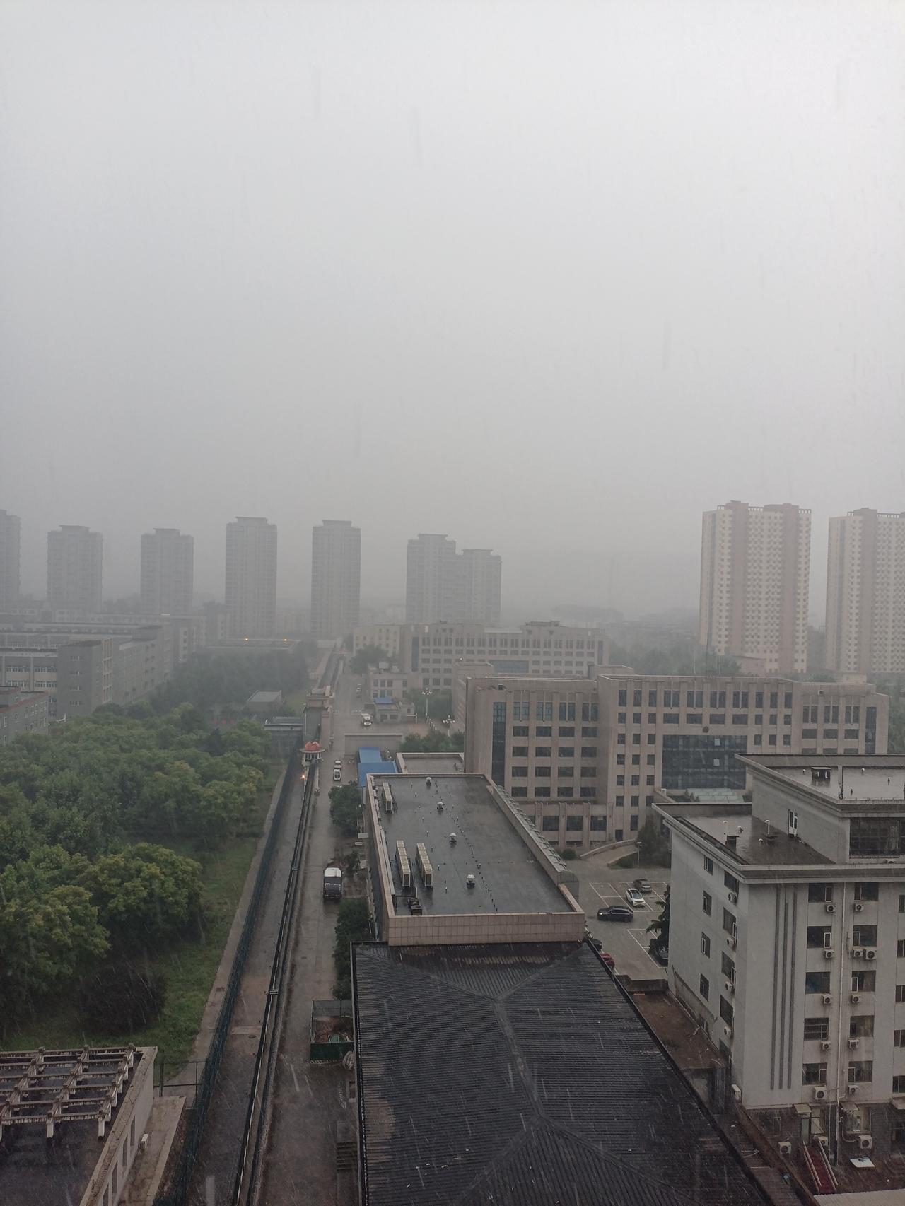 天气说变就变，这会雨夹着冰雹落下来了。
     看着北边的天气阴沉的很，空气越