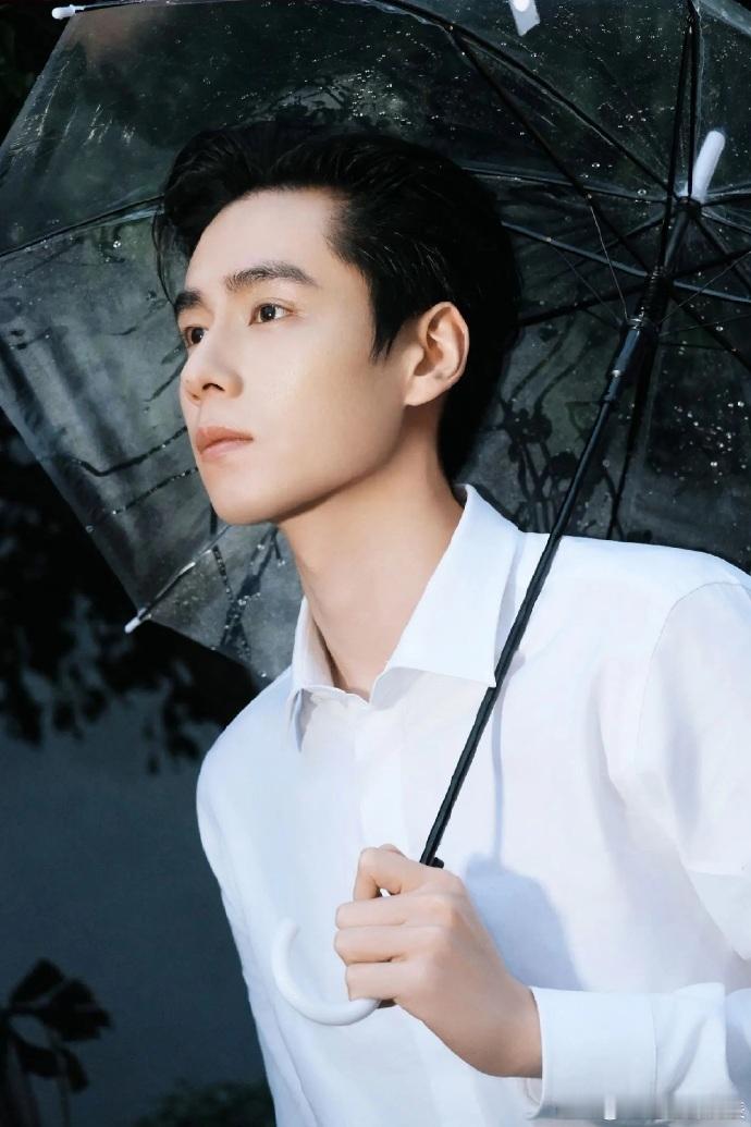 胡一天侧颜没输过 小说里走出来的侧脸男主！干净利落的线条，英气又不失温柔，镜头感