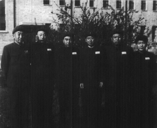 1955年3月，张贤约奉调总后勤部工作时，与西北军区送行的同志留影。左起:杨捷、