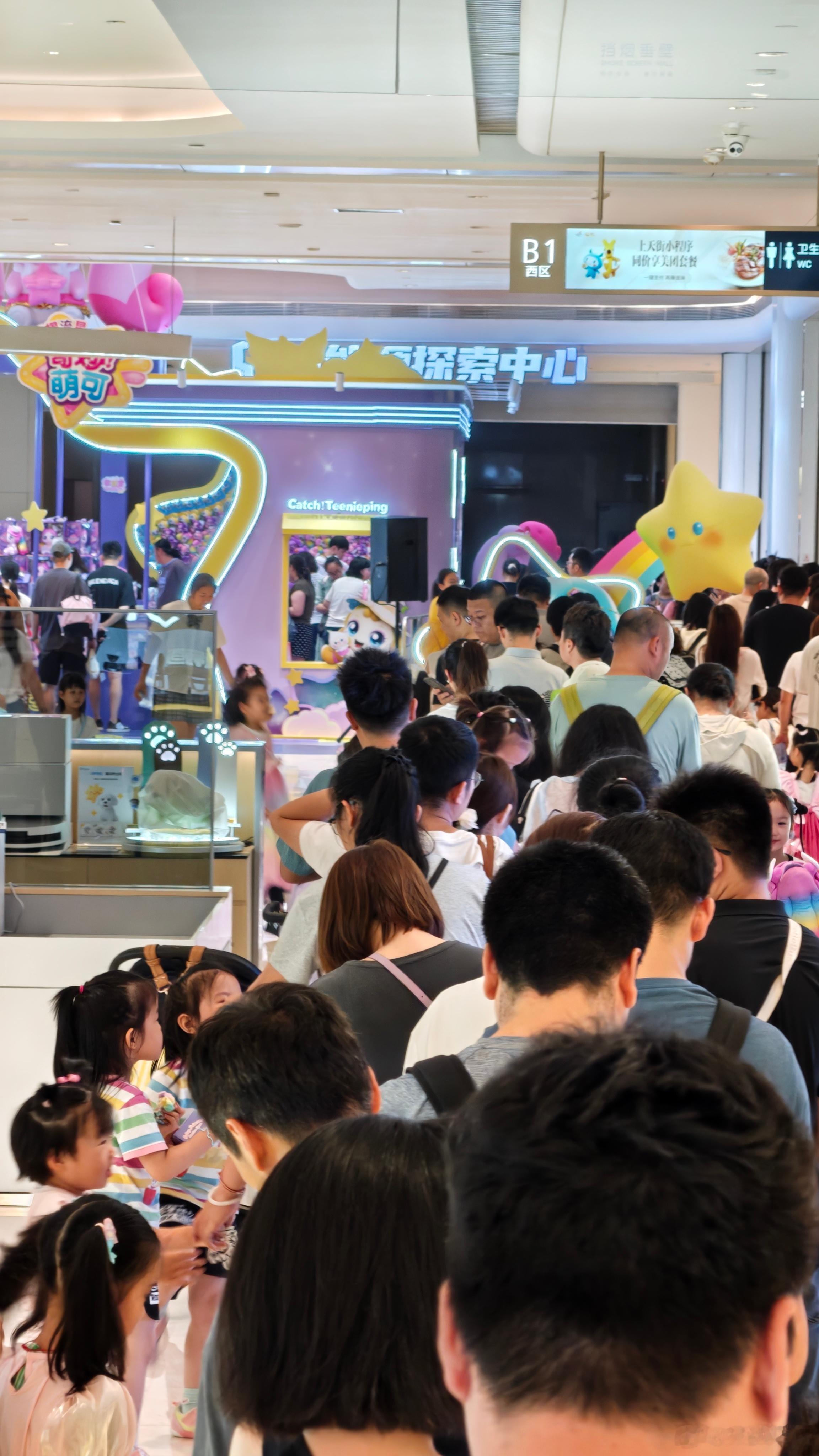 满商场排队最多的除了个别网红餐店一定是小朋友相关的为了跟这三个玩偶合影 得提前排