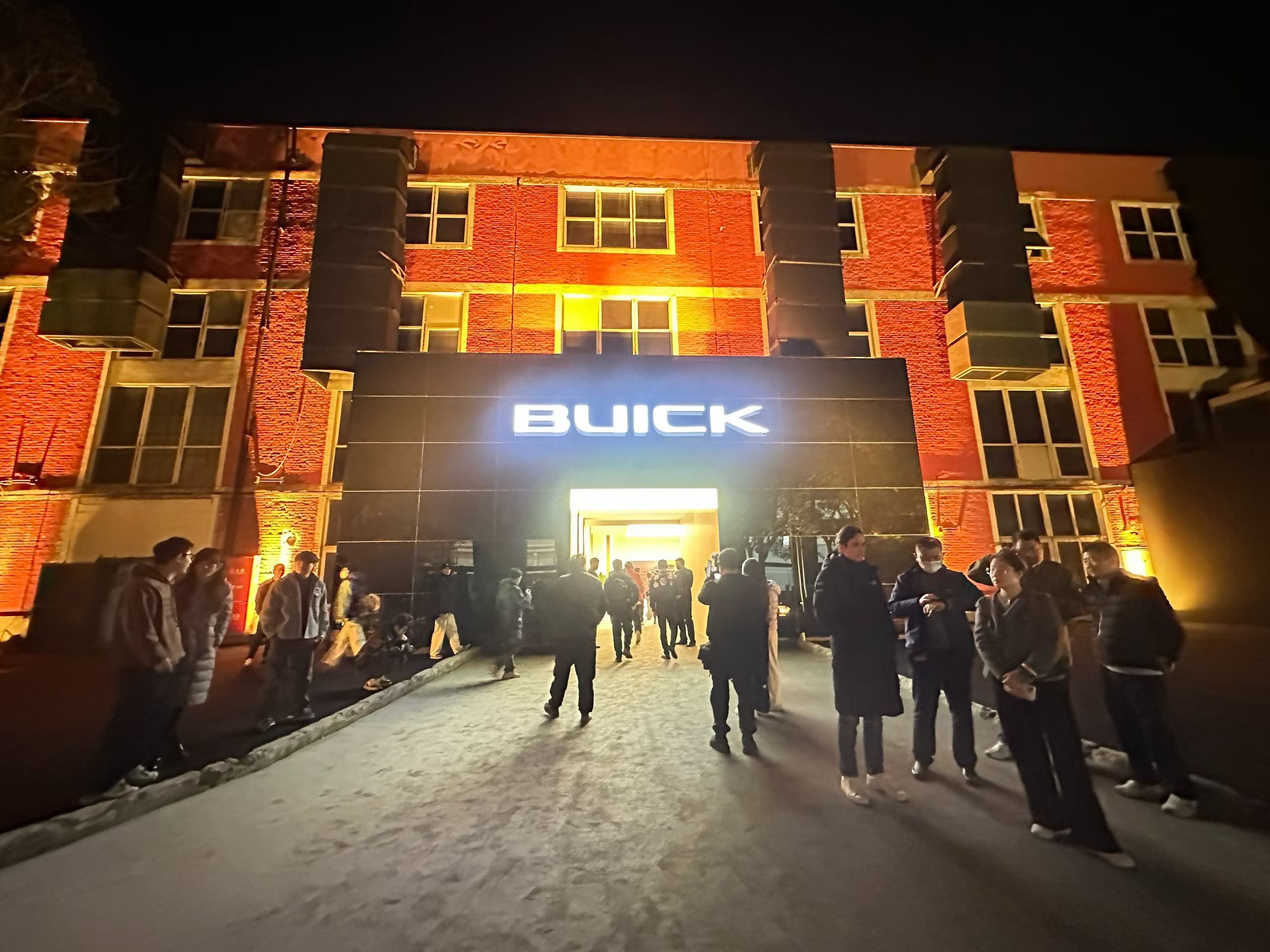 作为连续两代别克GL8车主，见证了新车新发展，新人新世界～28年里，别克GL8 