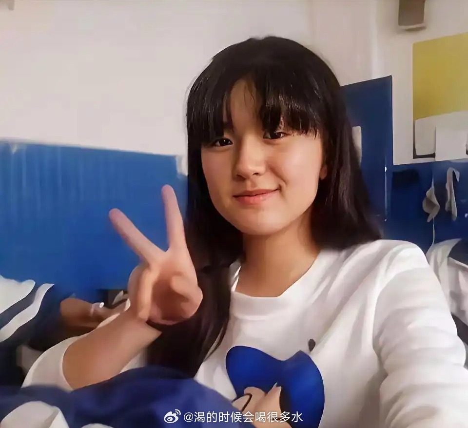 据说这是赵露思中学时期学生照，那时候还挺普通的 
