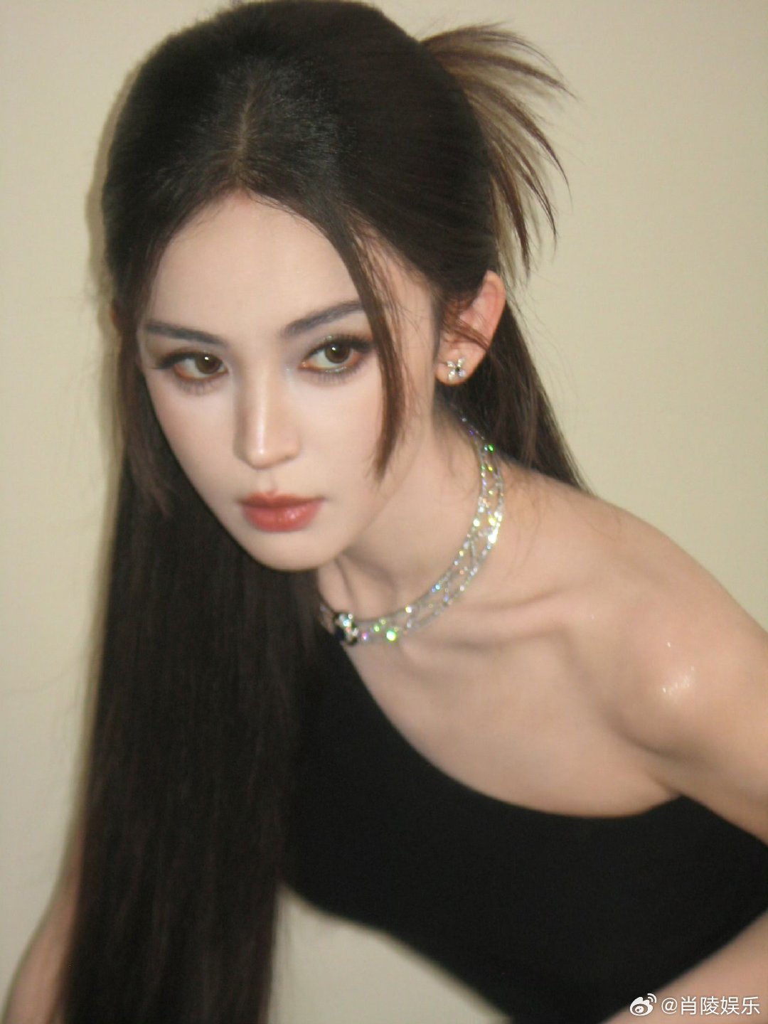 娜扎一眼万年娜扎骨相无敌了优越骨相无惧近距离镜头特写，烟熏妆放大五官优势，黑色斜