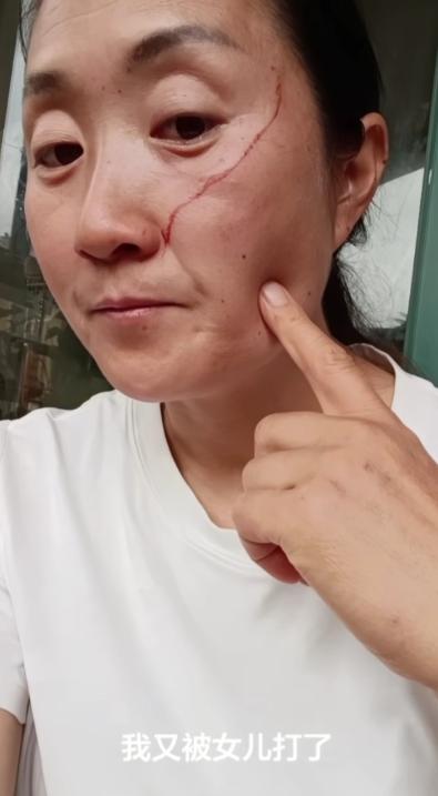 一言难尽！一位妈妈在网上哭诉。高考刚结束，中午她做了饭，把睡觉的女儿吵醒了。孩子