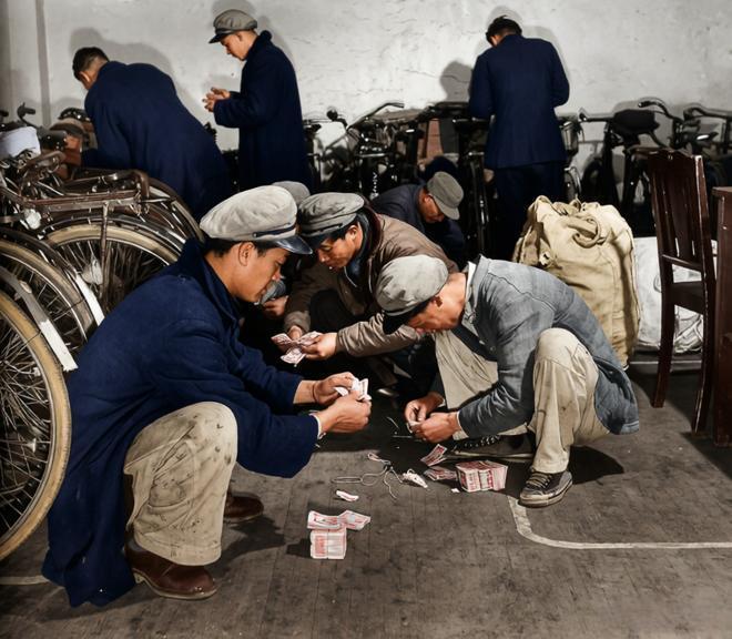 1948年3月，上海。发薪现场的角落，几名戴着帽子的工人蹲踞在地，围拢着地上仅有