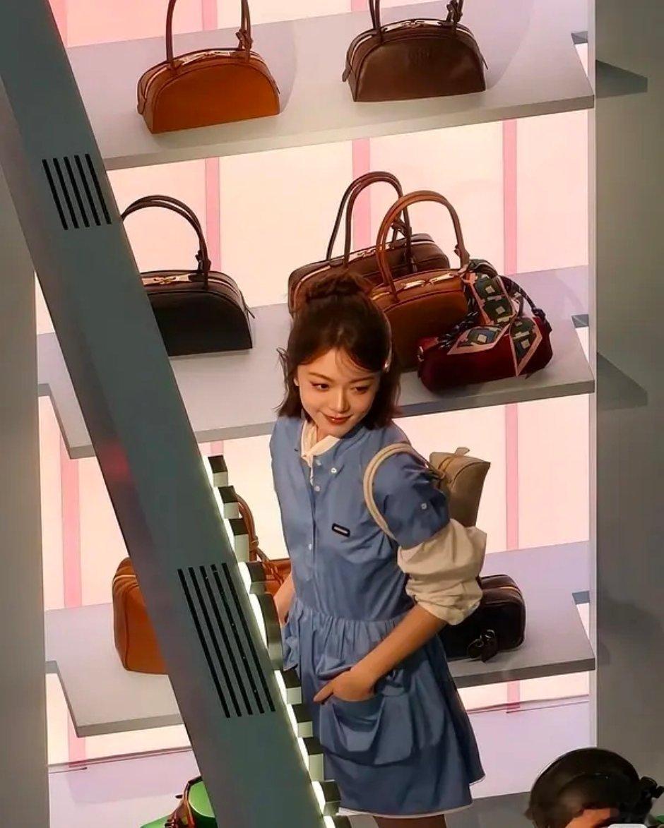赵今麦今天miumiu 杭州活动，还是少女清纯模样✨ 