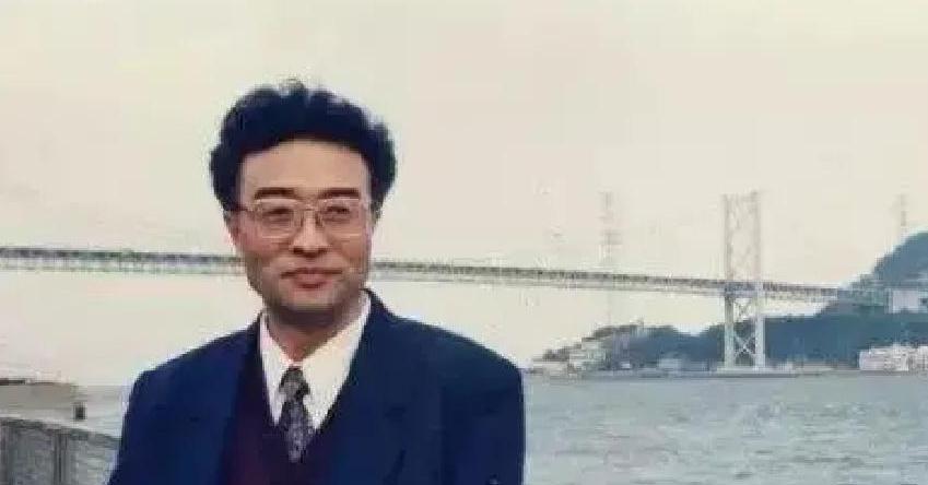 他叫刘铁骑，是大贪官刘青山的儿子，父亲在1952年被枪毙的时候，刘铁骑才6岁，底