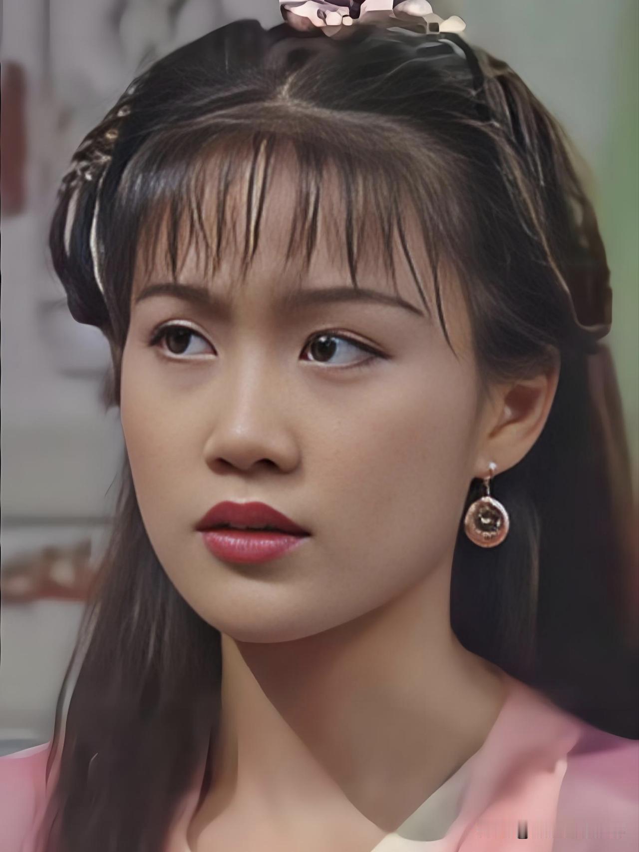 梁小冰，古装皇后，眼波流转间尽是温柔。从《鹿鼎记》的阿珂到《圆月弯刀》的青青，她