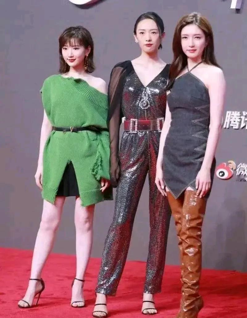 这三个大明星的穿搭让人不忍直视，但是人家可不算翻车，因为颜值高啊！全都是靠颜值撑