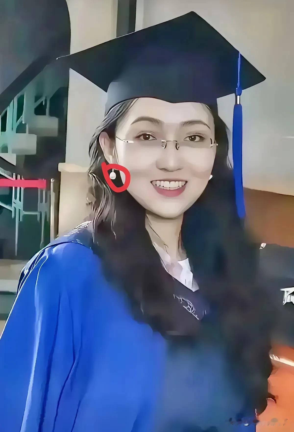 她的耳坠也是假的吗？
前段时间的天价耳环闹得沸沸扬扬，最后结果是假的，以假乱真！