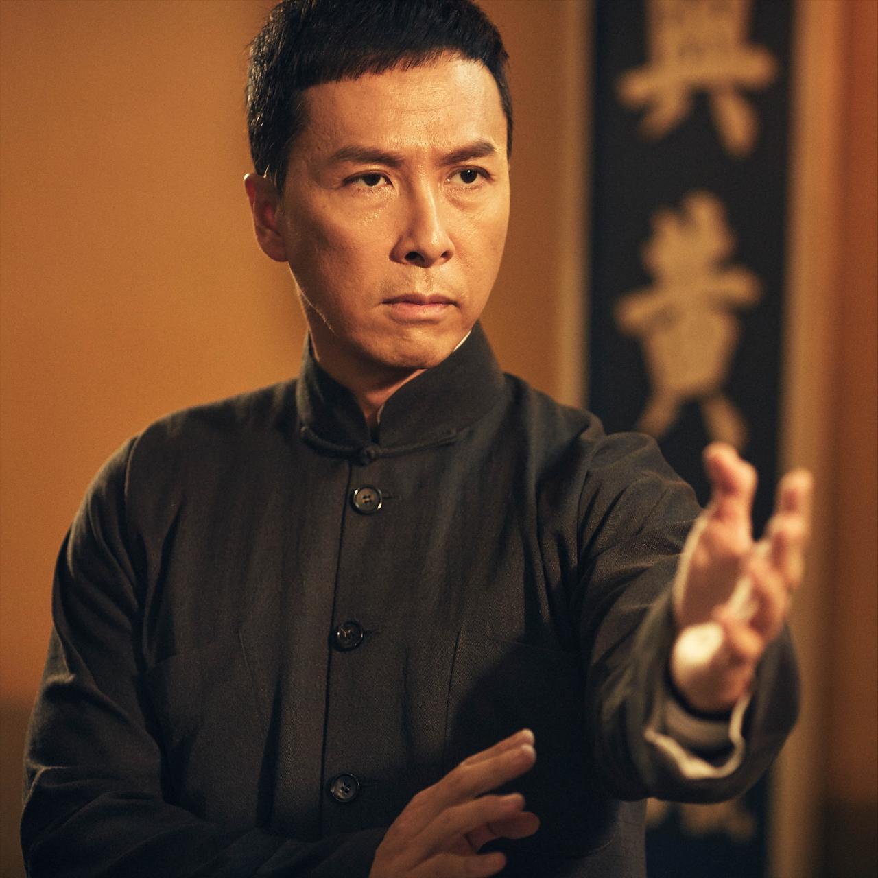 武打明星，甄子丹，去沈阳参加一个活动，出面的时候，几十个保安围着，一路吆喝，让行