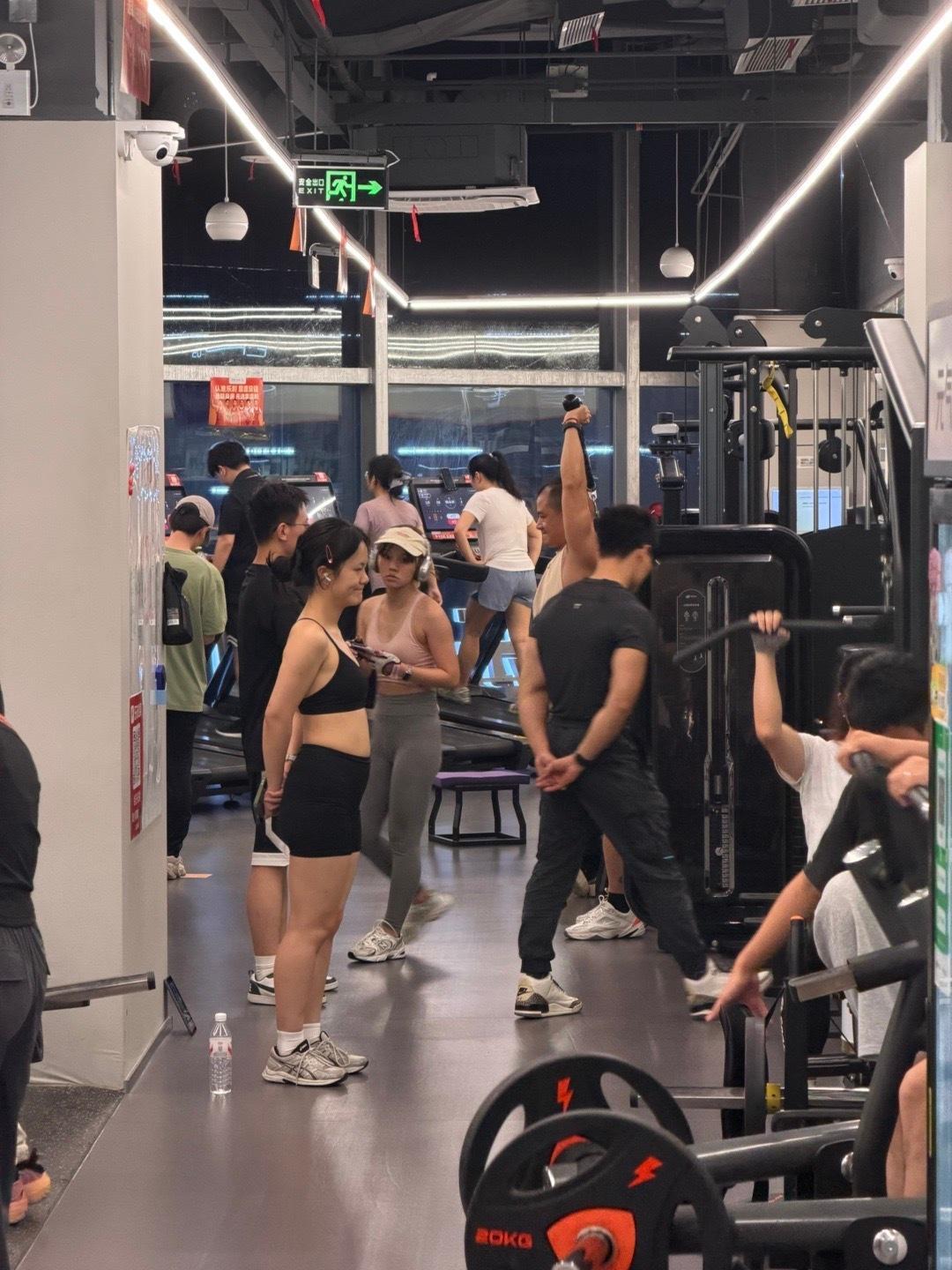 不是，怎么这么多人呀连放衣服的柜子都没有 深圳