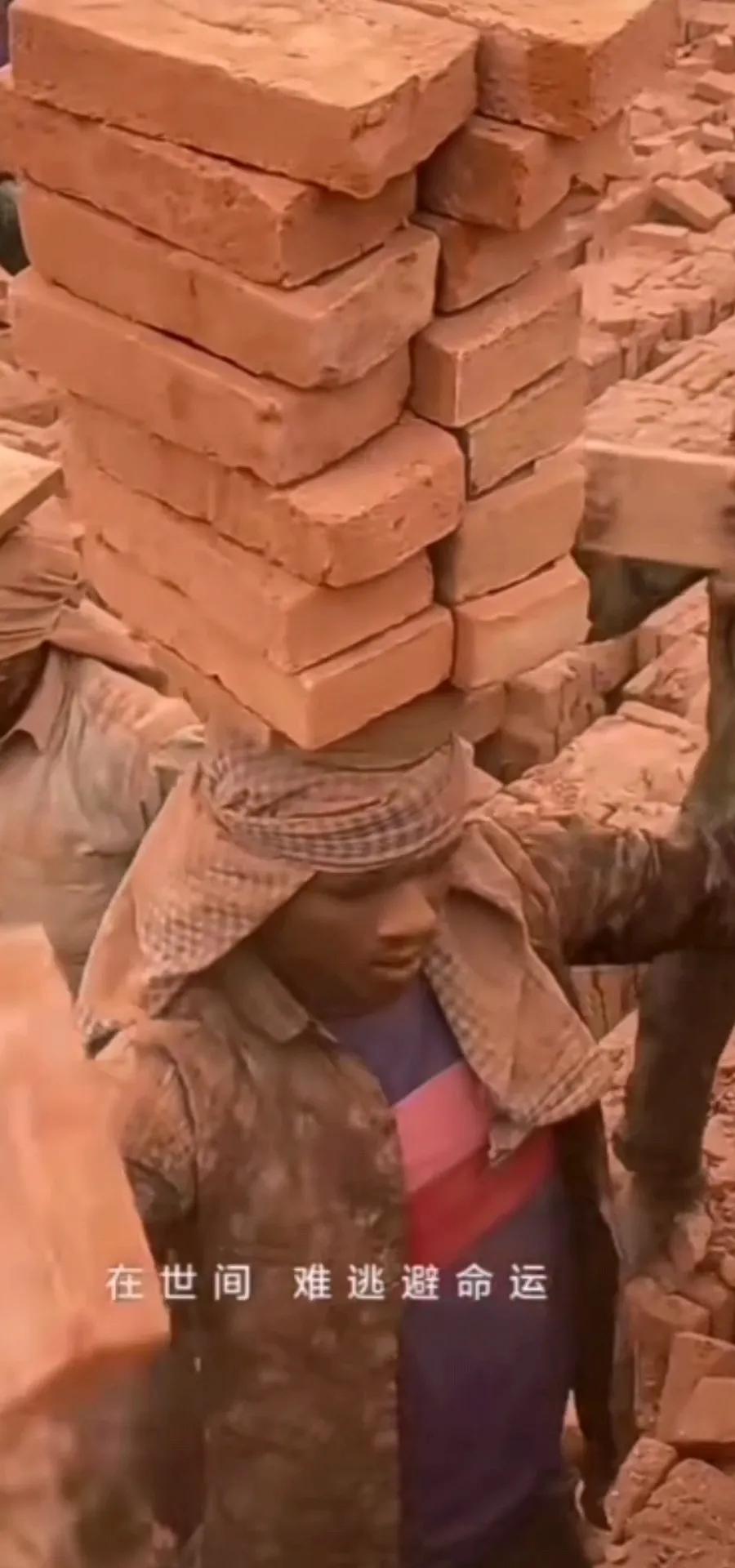 近日，印度工地发生让人十分心塞的一幕！

一个40多岁的印度男人，用自己的头顶起