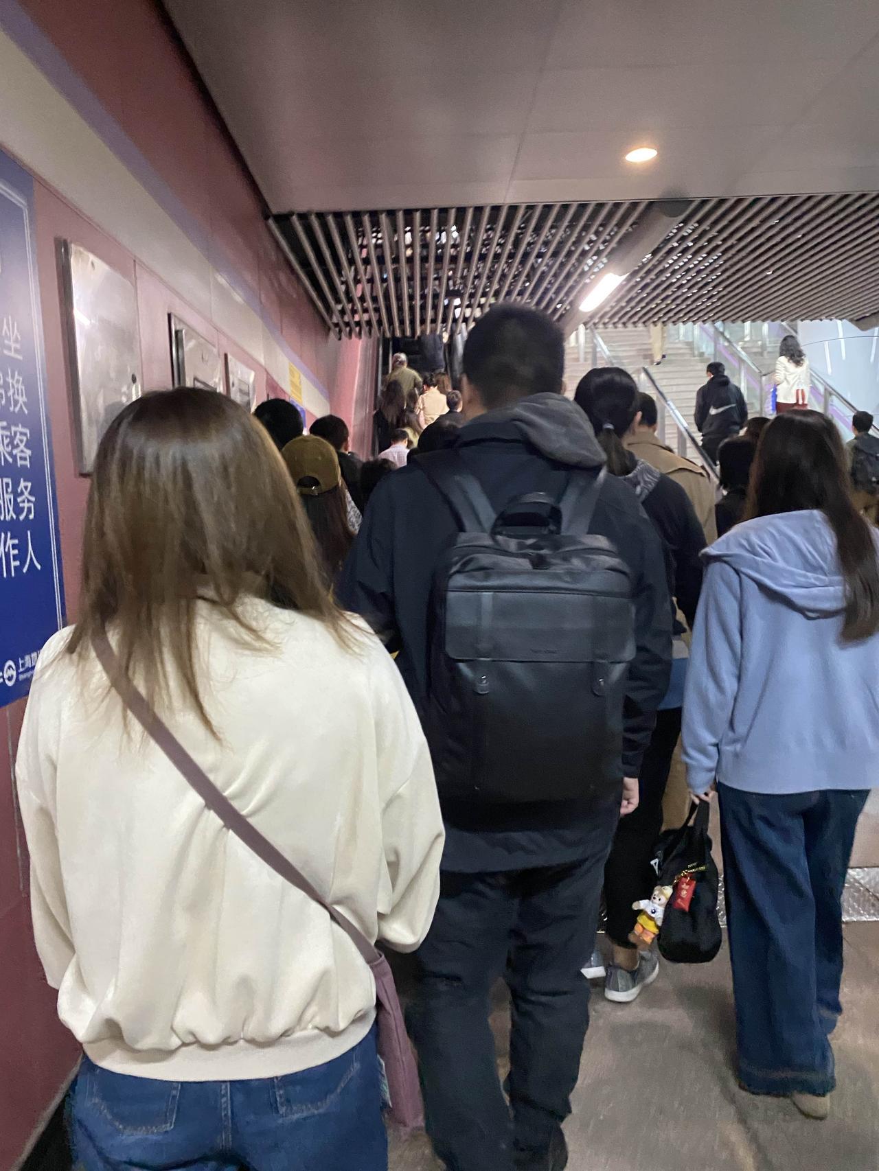 昨天我在地铁上遇到了暖心的一幕。

我记得那会儿大概是中午11点多，地铁上的人有