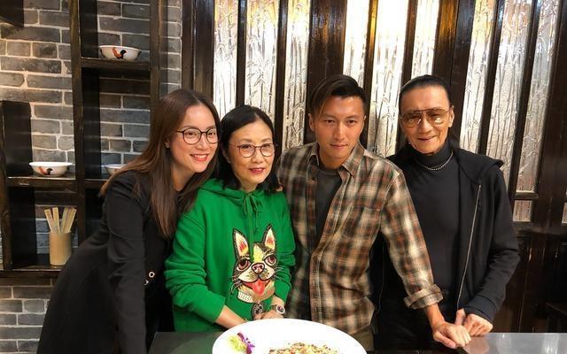 很多人总觉得明星父子本该亲密无间，靠着父辈资源互相扶持，谢贤和谢霆锋这一对，却打